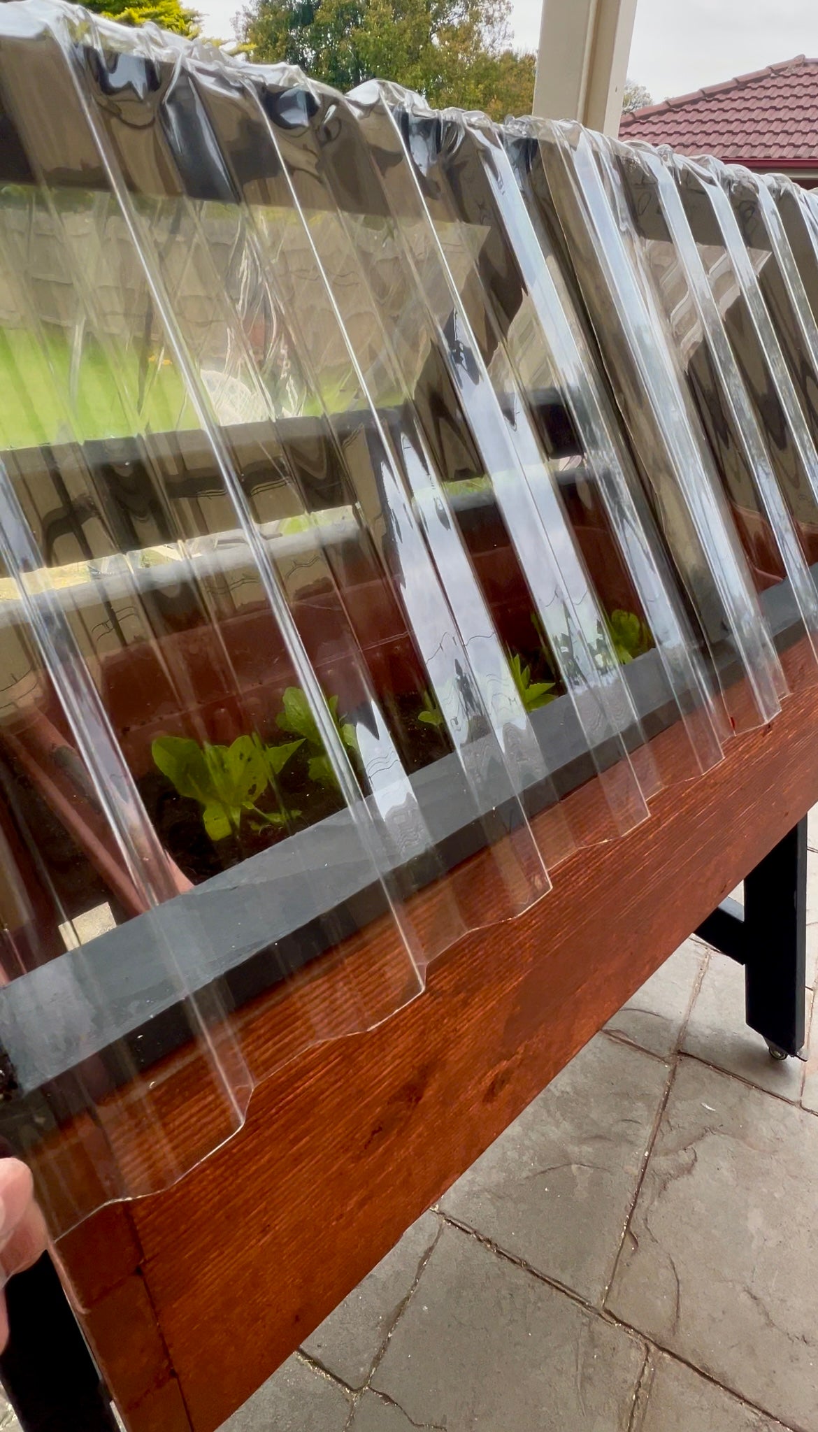 Ergonomic pot/planter stand