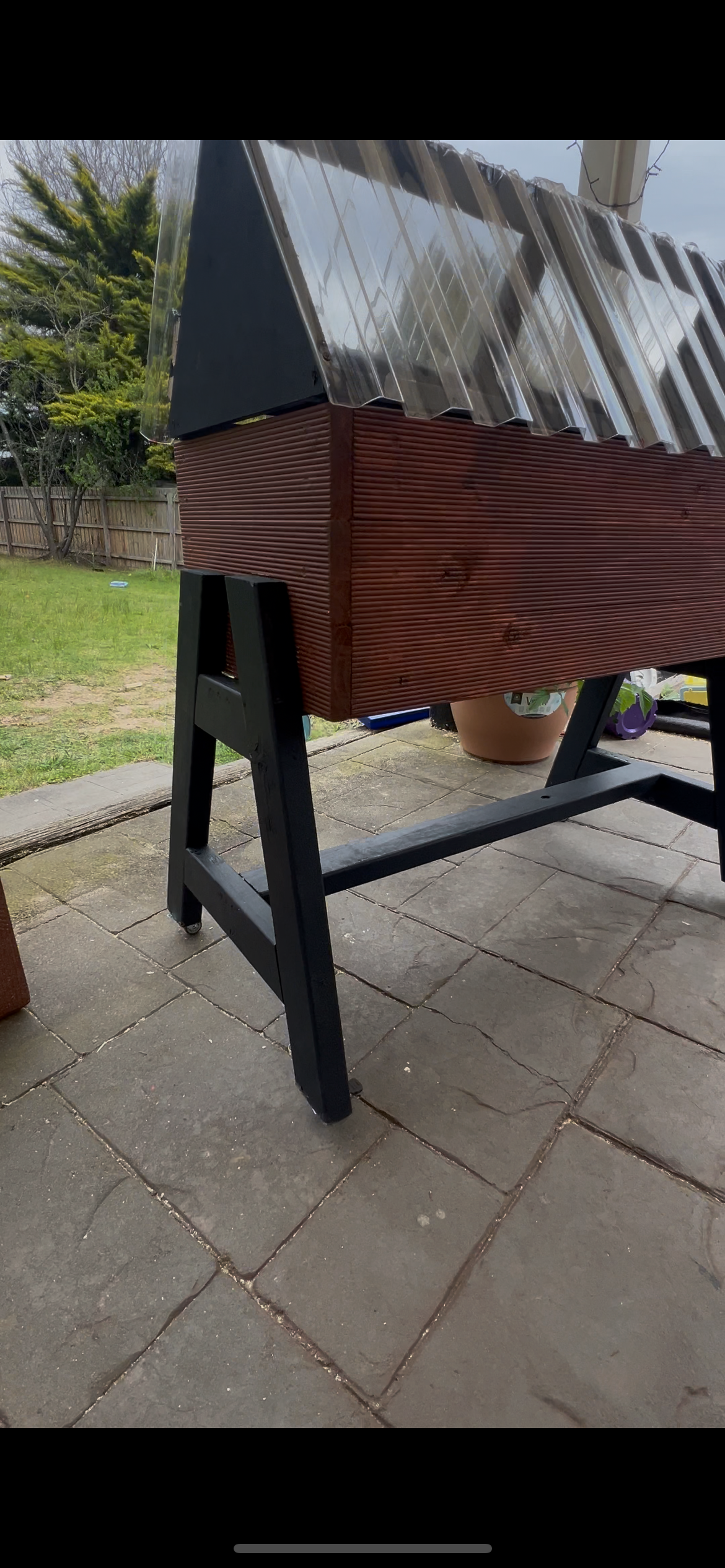 Ergonomic pot/planter stand