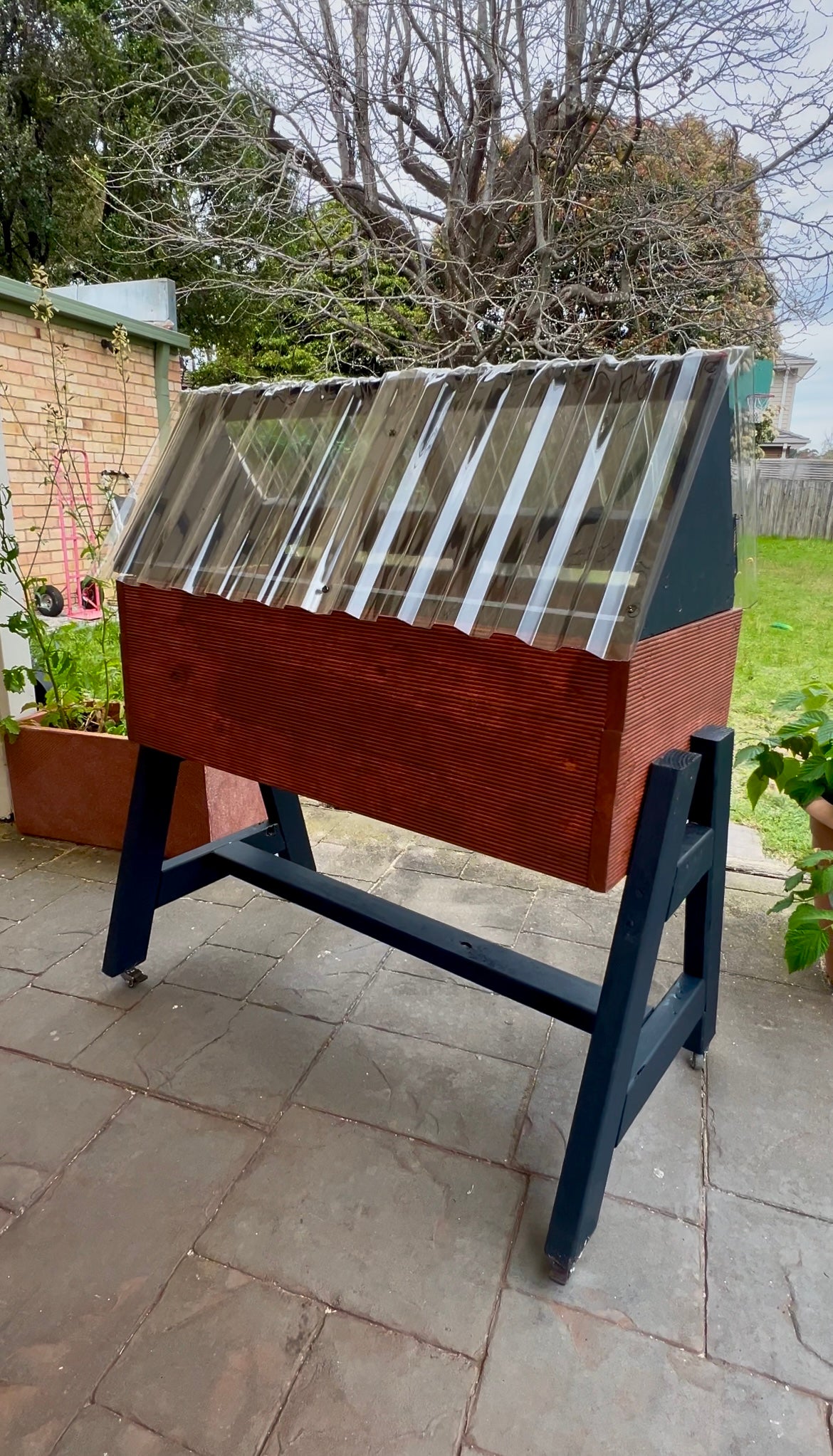 Ergonomic pot/planter stand