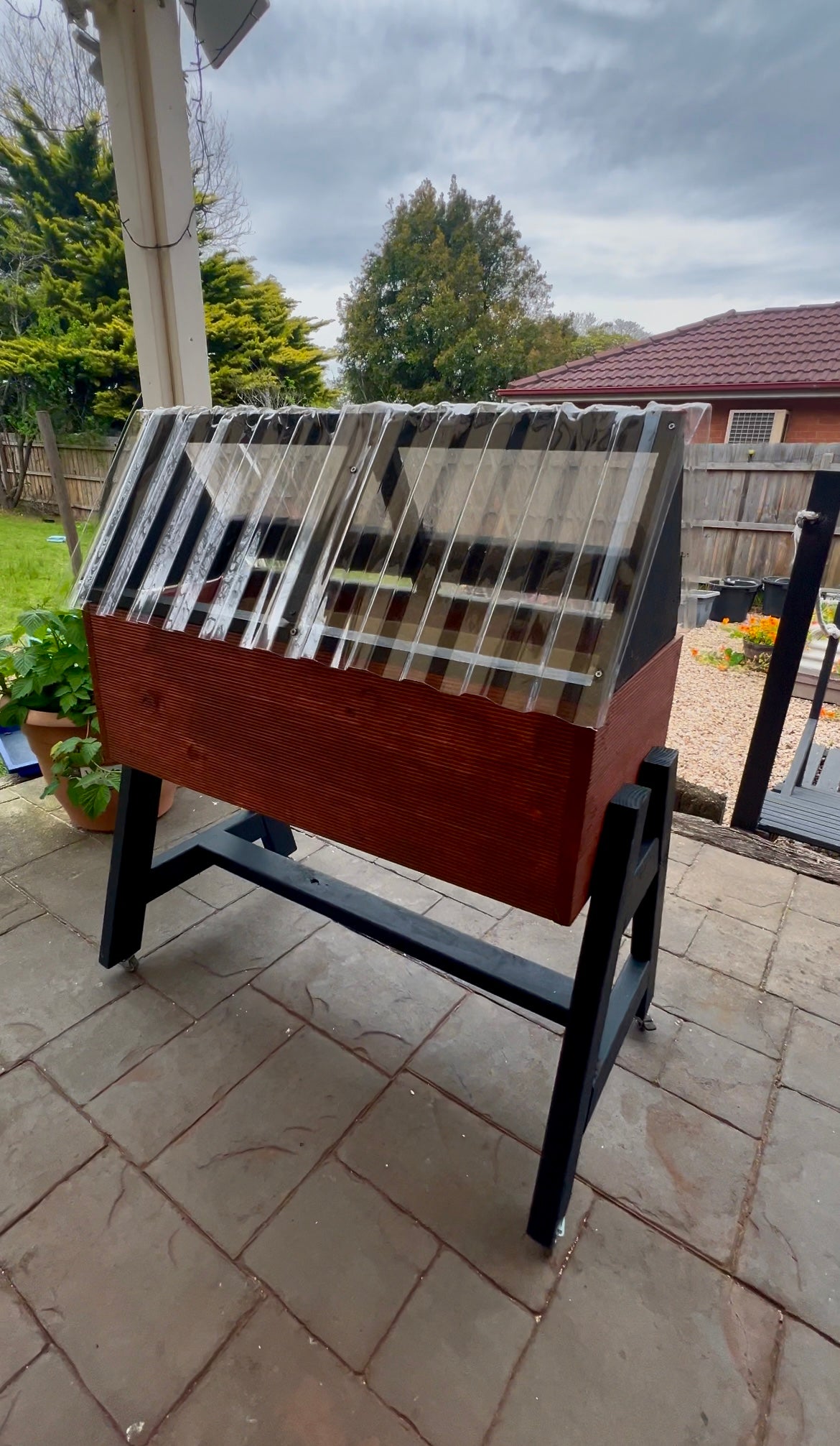 Ergonomic pot/planter stand
