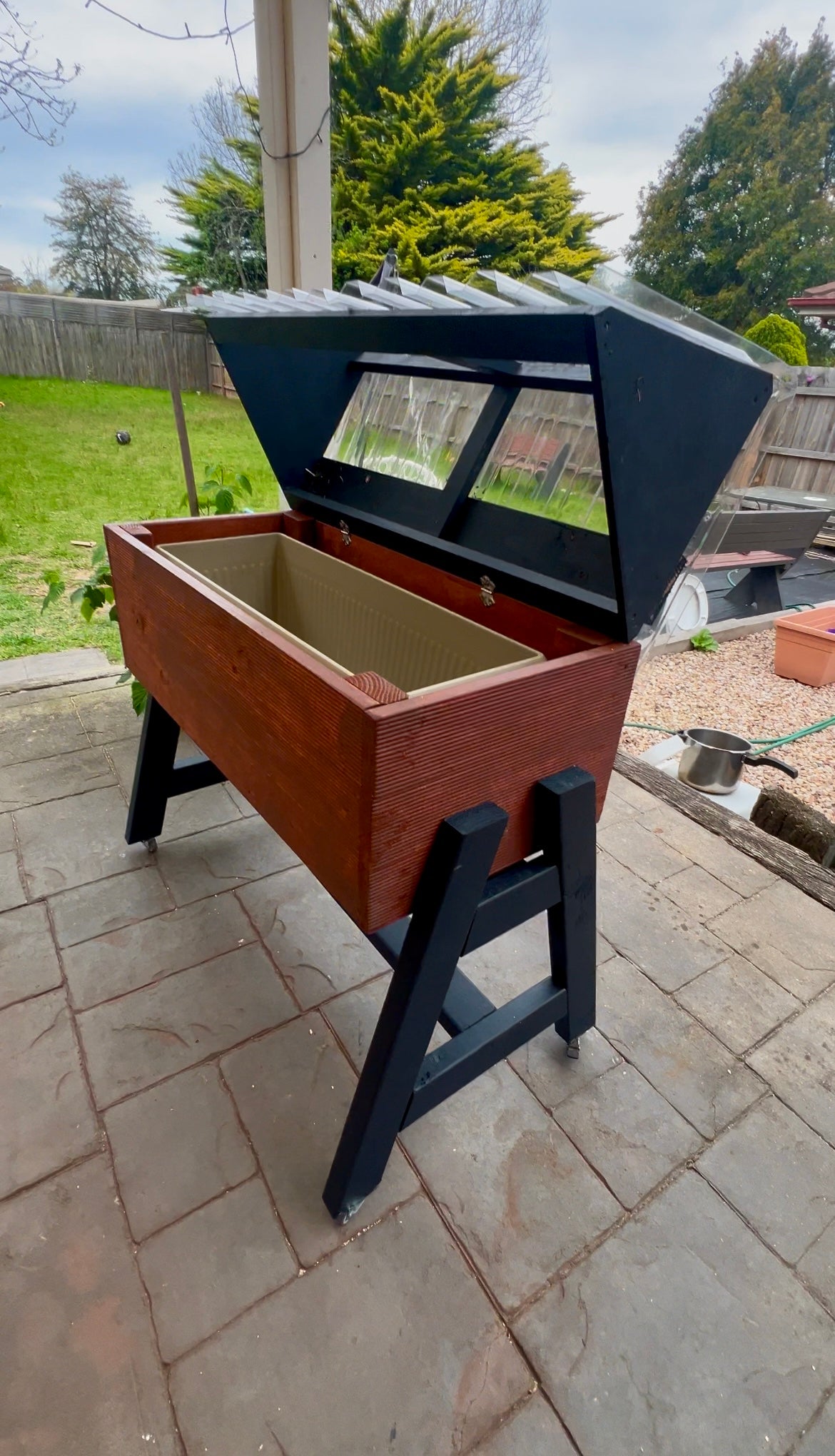 Ergonomic pot/planter stand